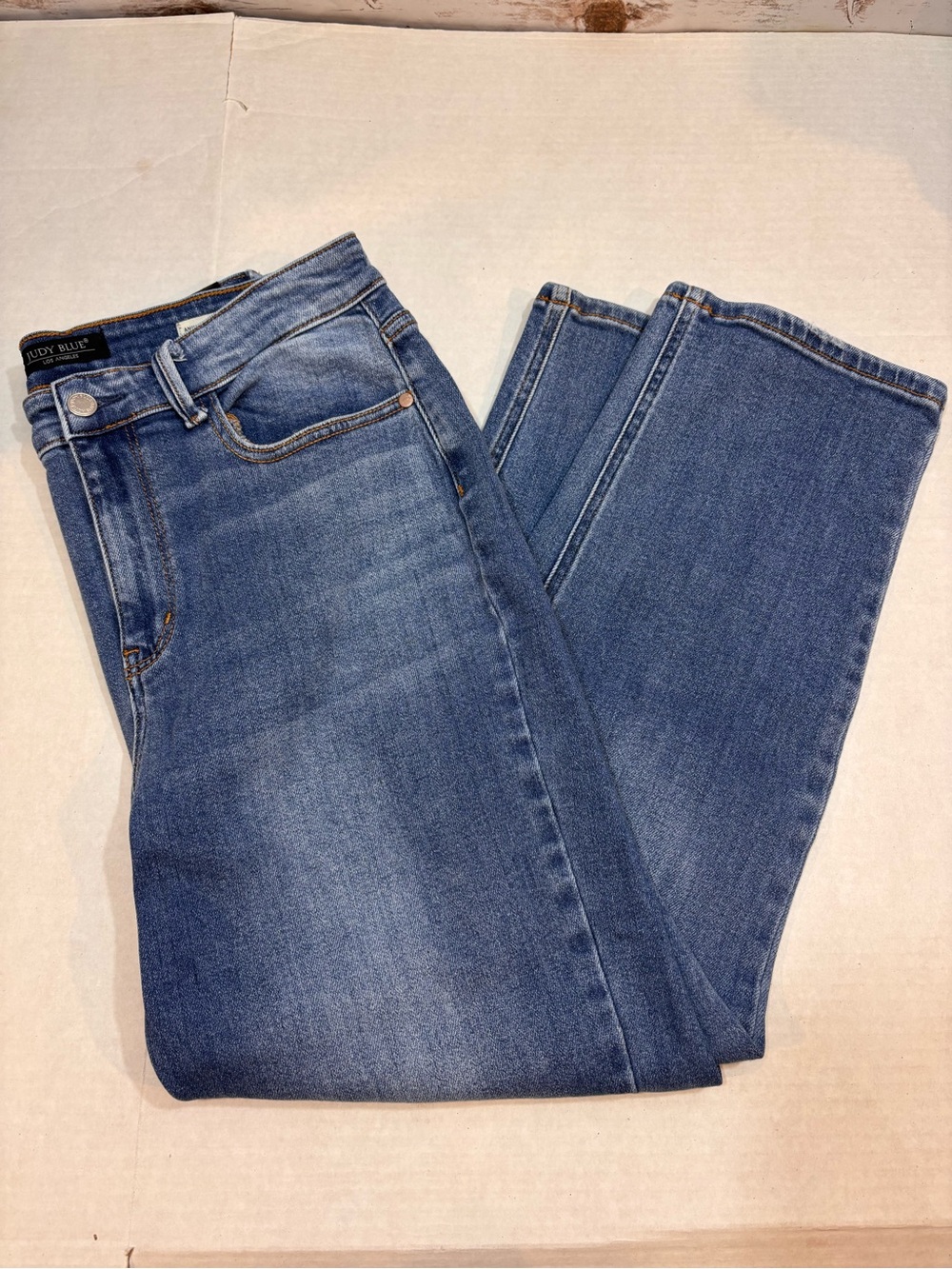 Judy Blue Ankle Straight Jeans in Medium Blue Denim